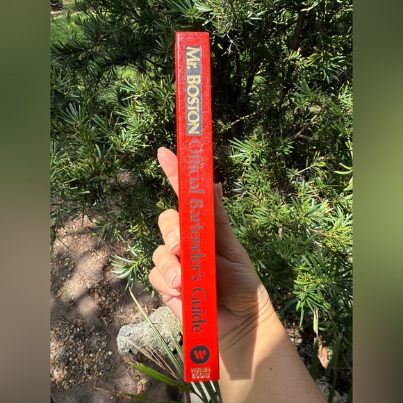 Vintage Mr. Boston official bartender's guide 50th Anniversary- 1984 1st Edition - Picture 3 of 6